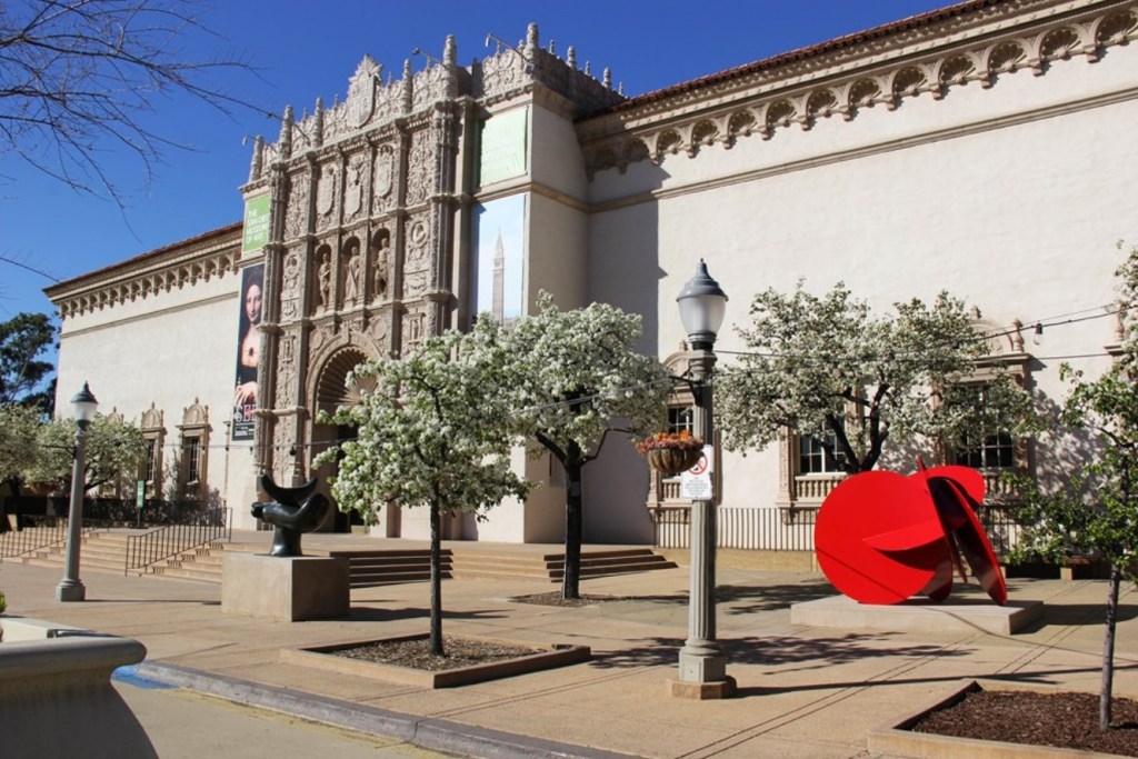 Beautiful facade of the San Diego Museum of Art located in historic Balboa Park, San Diego. This iconic venue hosts Art Alive 2026 from April 23–26, featuring nearly 80 floral interpretations inspired by Toulouse-Lautrec and the museum’s 100th anniversary celebrations.

